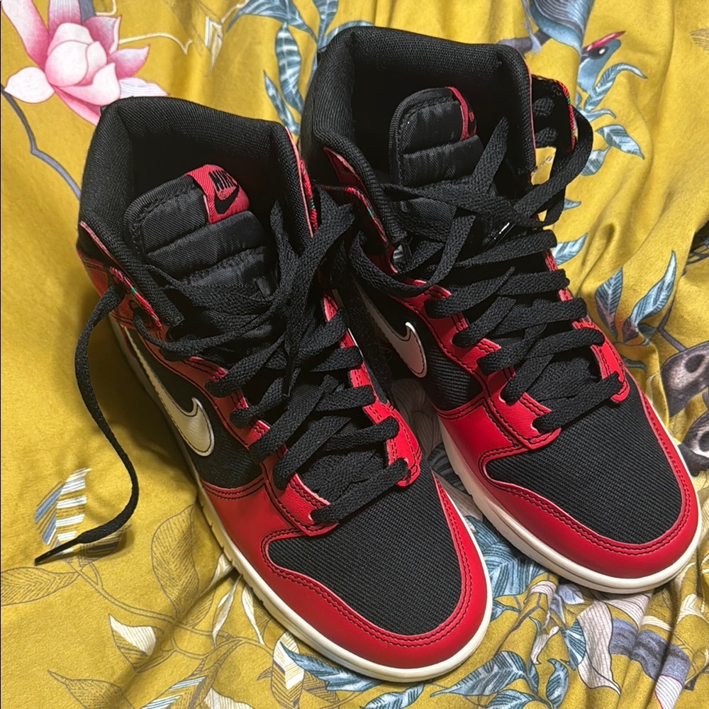 Nike Women's Red and Black Sneakers